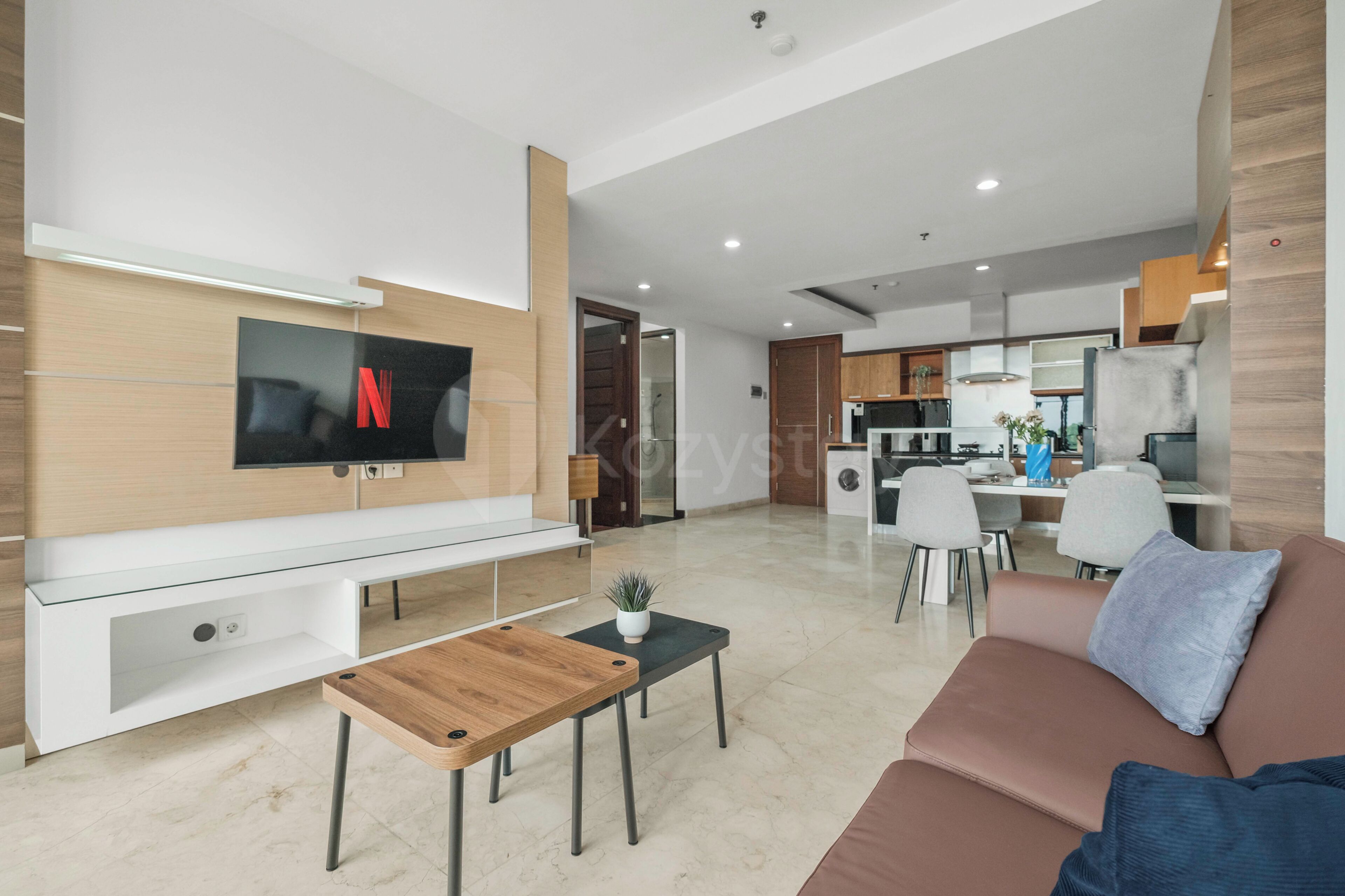 Apartamento, 2 habitaciones, vistas a la ciudad | Zona de estar | Smart TV de 43 pulgadas con canales por cable, Netflix