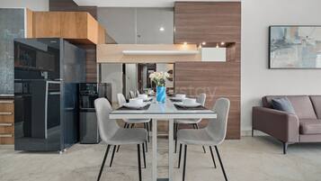 Apartment, 2 Bedrooms, City View | Dining room