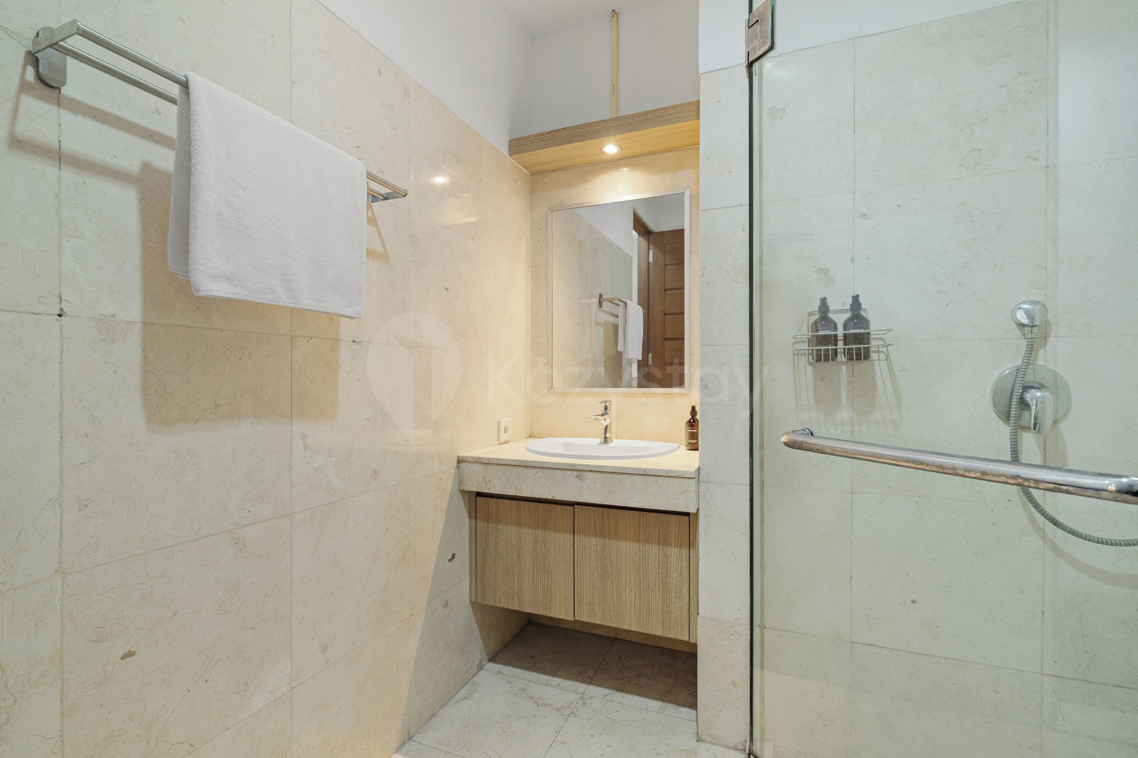 Apartamento, 2 habitaciones, vistas a la ciudad | Baño | Ducha, artículos de higiene personal gratuitos y secador de pelo