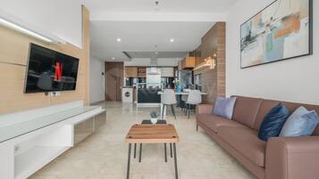 Apartament, 2 dormitoris, vistes a la ciutat | Sala d'estar | Televisor intel·ligent de 43 polzades amb canals per cable i Netflix