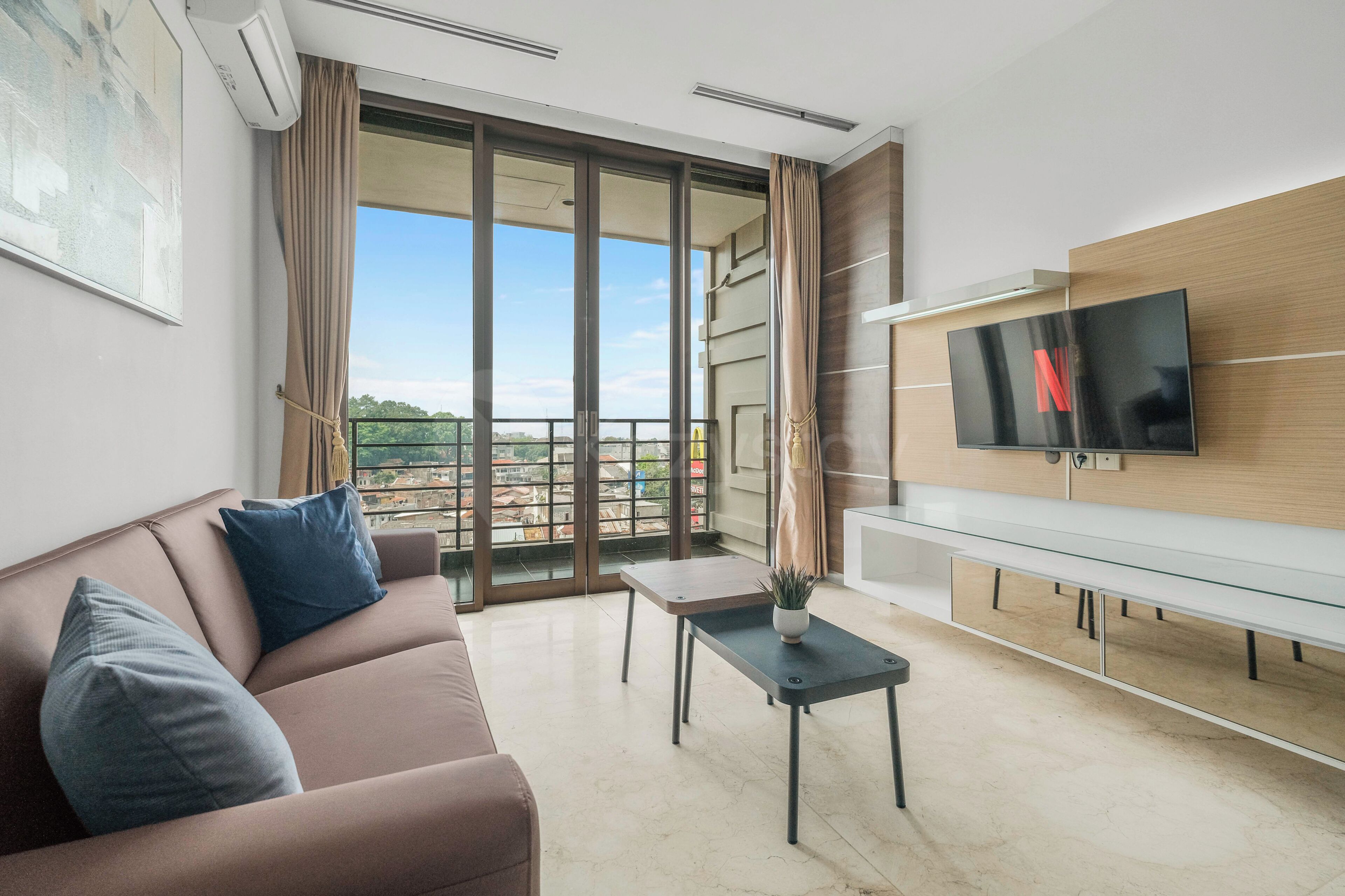 Appartamento, 2 camere da letto, vista città | Area soggiorno | Smart TV 43 pollici con canali via cavo, Netflix, servizi in streaming