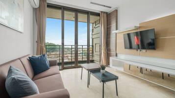 Apartament, 2 dormitoris, vistes a la ciutat | Sala d'estar | Televisor intel·ligent de 43 polzades amb canals per cable i Netflix