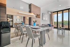 Huoneisto, 2 makuuhuonetta, kaupunkinäköala | Ruokasali