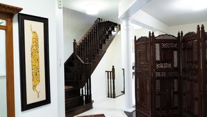 A staircase with wooden railings, a framed artwork on the wall, and a patterned rug on the floor. - Lake Getaway in Barrie (Barrie)