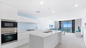 Una cucina moderna con elettrodomestici integrati, un'isola centrale e vista sulla città.
