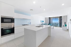 Private kitchen - Oracle Broadbeach Sophisticated Stay (Broadbeach)