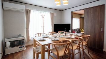 Basic House, 4 Bedrooms, City View | Dining