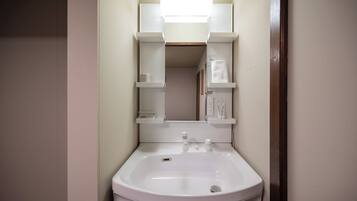 Basic House, 4 Bedrooms, City View | Bathroom