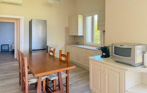 Fridge, stovetop, dishwasher, cookware/dishes/utensils - Cozy home in Costa Rei with WiFi (Costa Rei)
