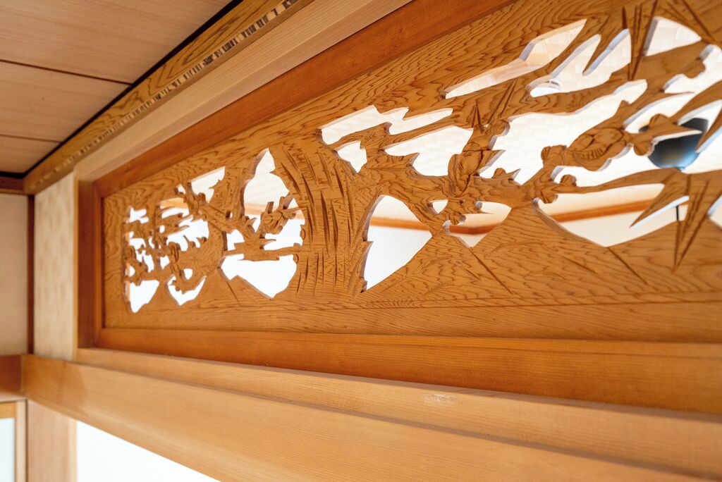 Un panel de madera con diseños tallados con gran detalle.