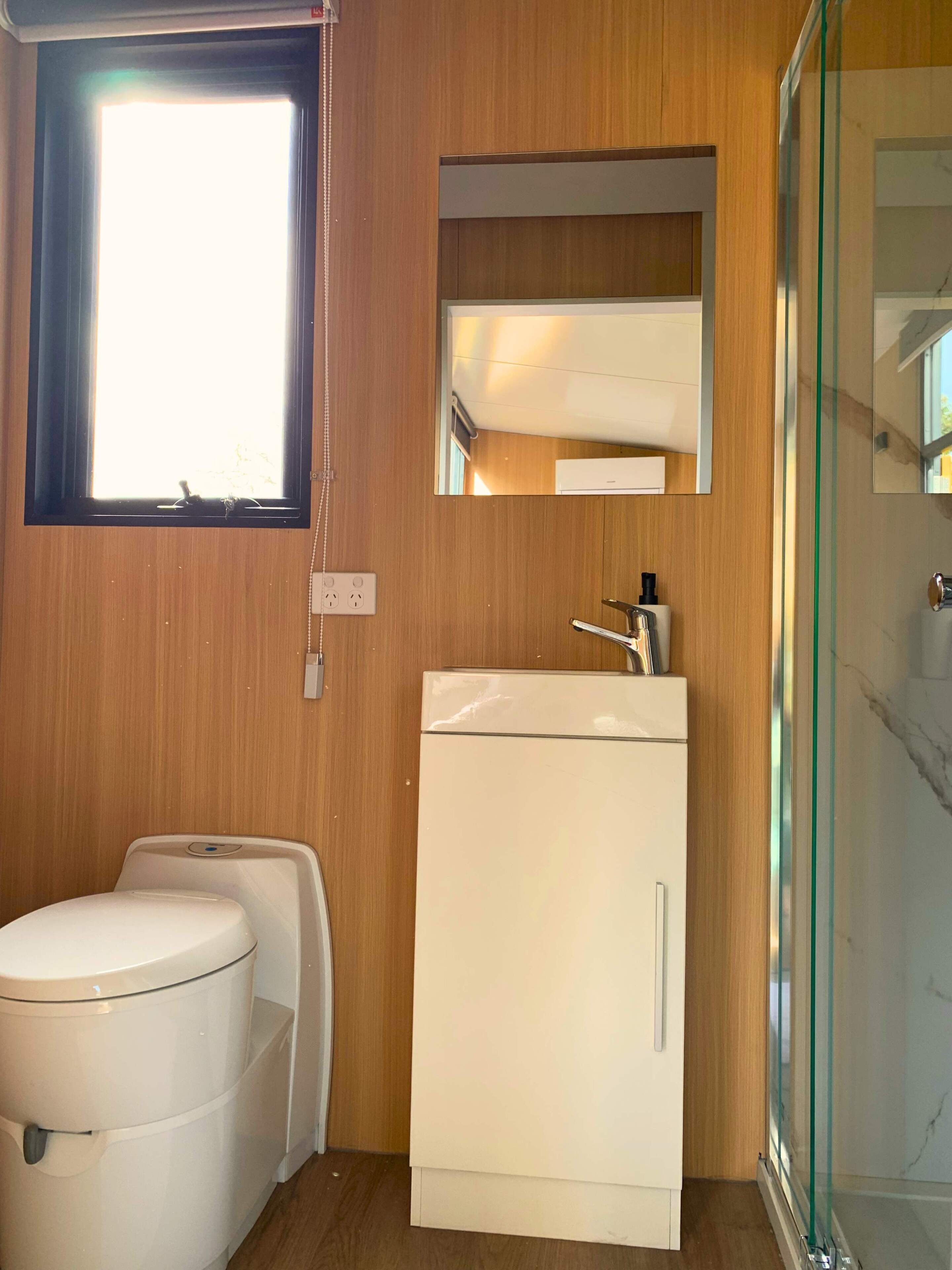 Een douche, een haardroger, handdoeken, shampoo