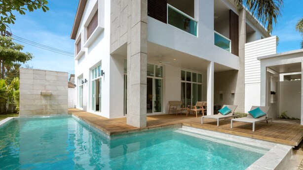A modern two-story house with a swimming pool, outdoor seating, and large windows. - Private Pool Villa Oxygen Bangtao 3BR (Tambon Choeng Thale)