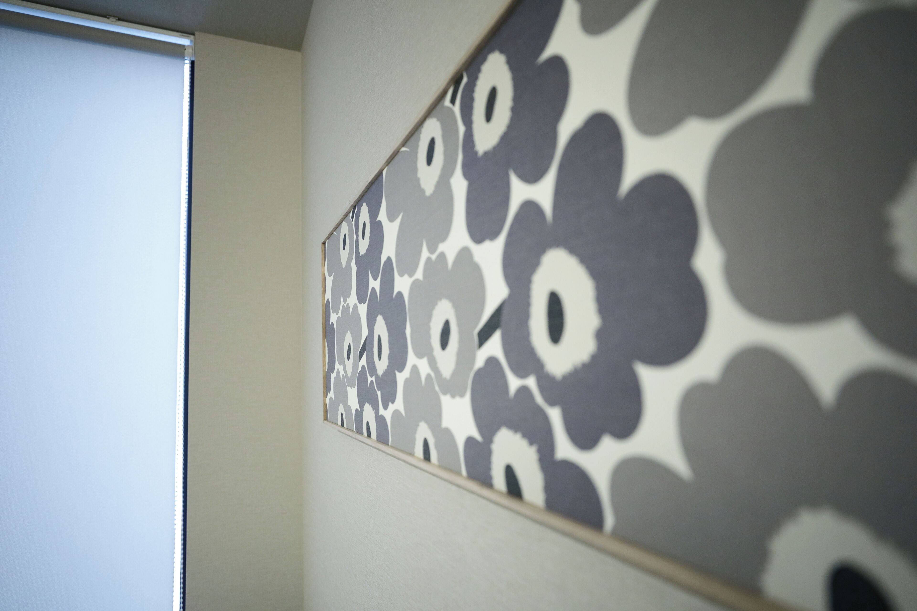 Un muro decorato con un motivo geometrico.