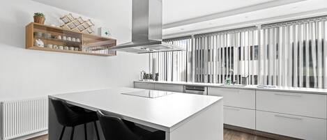 Kahvin-/teenkeitin, jääkaappi, liesi, syöttötuoli