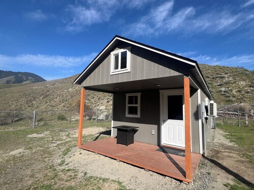 Cabin by the creek at Rapid River in Riggins, Idaho