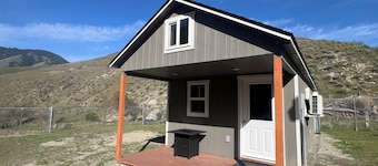 Cabin by the creek at Rapid River in Riggins, Idaho
