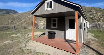 Cabin by the creek at Rapid River in Riggins, Idaho
