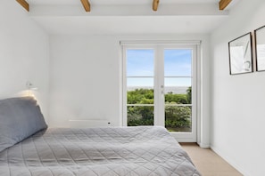 3 bedrooms, free WiFi - Modern holiday home with sea view and terrace (Svaneke)