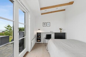 3 bedrooms, WiFi (free) - Modern holiday home with sea view and terrace (Svaneke)