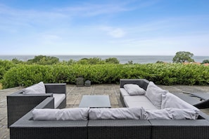 Property grounds - Modern holiday home with sea view and terrace (Svaneke)