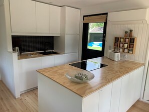 Refrigerador, horno, lavavajillas y tetera eléctrica 