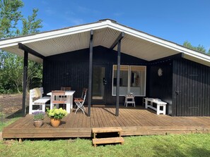 Outdoor dining - Unique Holiday Experience with a Cozy Shelter (Hørve)