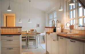 Coffee/tea maker, fridge, microwave, oven - 3 bedroom stunning home in Skjern (Skjern)