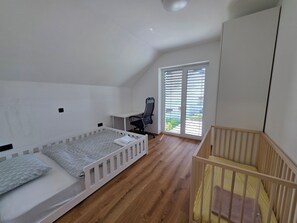 Room - Charming 3-bedroom house with Jucuzzi and Sauna in excellent Domžale location (Domžale)