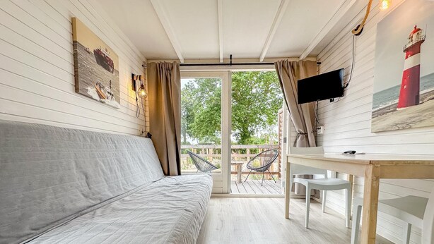 Een gezellige kamer met een bank, een tafel en een televisie.