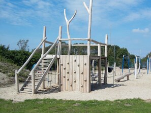 A wooden play structure with a staircase and climbing elements. - Beach house near the sea for the whole family (Ellemeet)
