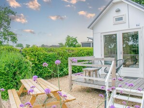 Outdoor dining - Fully equipped beach house with a terrace (Ellemeet)