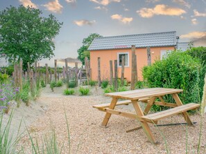 Outdoor dining - Fully equipped beach house with a terrace (Ellemeet)