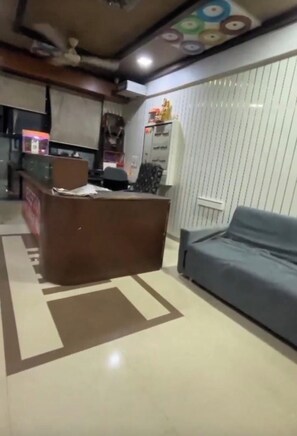 Lobby - HOTEL SILVER PALACE (Ahmedabad)