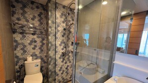 A modern bathroom with a toilet, shower, and sink. - Laguna Lakeside Residences Phuket -YSLL (Tambon Si Sunthon)