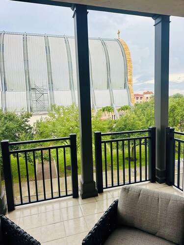 La Piazza 3br/3 ba top floor condo overlooking magnificent Oratory & Town Center