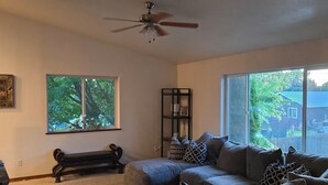 Living area - Perfect 3-bedroom house centrally located in the Flathead. (Kalispell)