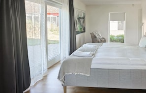 Free WiFi - 4 bedroom amazing home in Kivik (Kivik)