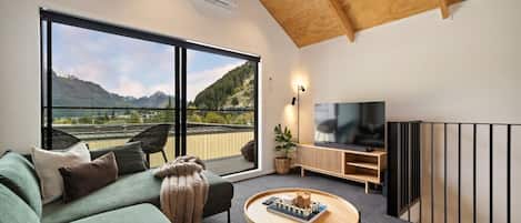 TV, libri, impianto stereo