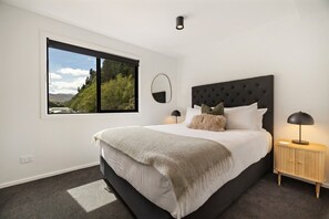 1 Schlafzimmer, Schreibtisch, Bügeleisen/Bügelbrett, Reisekinderbett