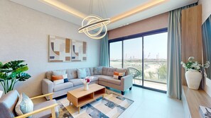 Ein modernes Wohnzimmer mit einem Ecksofa, einem Couchtisch und einem großen Fenster mit Blick.