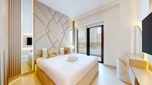 Una moderna camera d'hotel con un letto grande, una televisione a schermo piatto e un balcone con vista sulla città.
