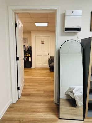 1 bedroom, iron/ironing board, WiFi - Cozy 1-bedroom house in peaceful Lawrenceville (Lawrenceville)