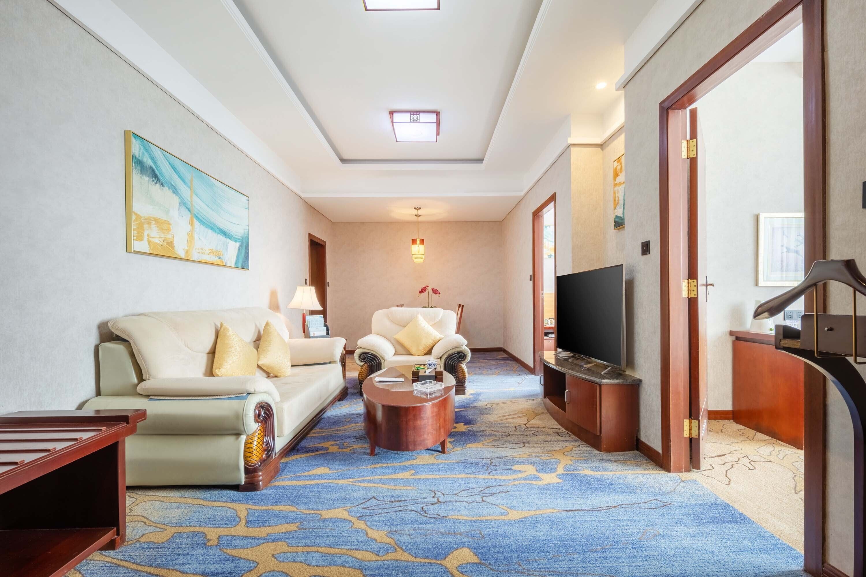 Family Suite, City View | Living area