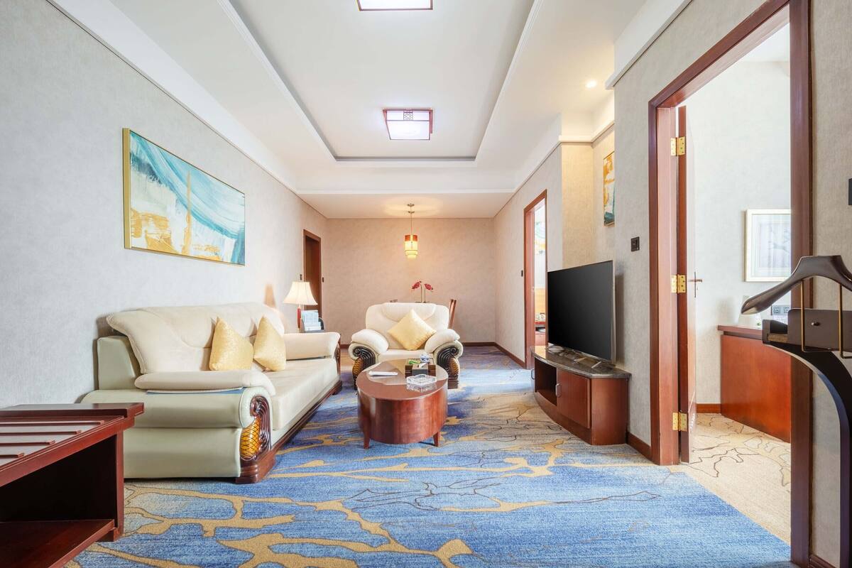 Family Suite, City View | Living area
