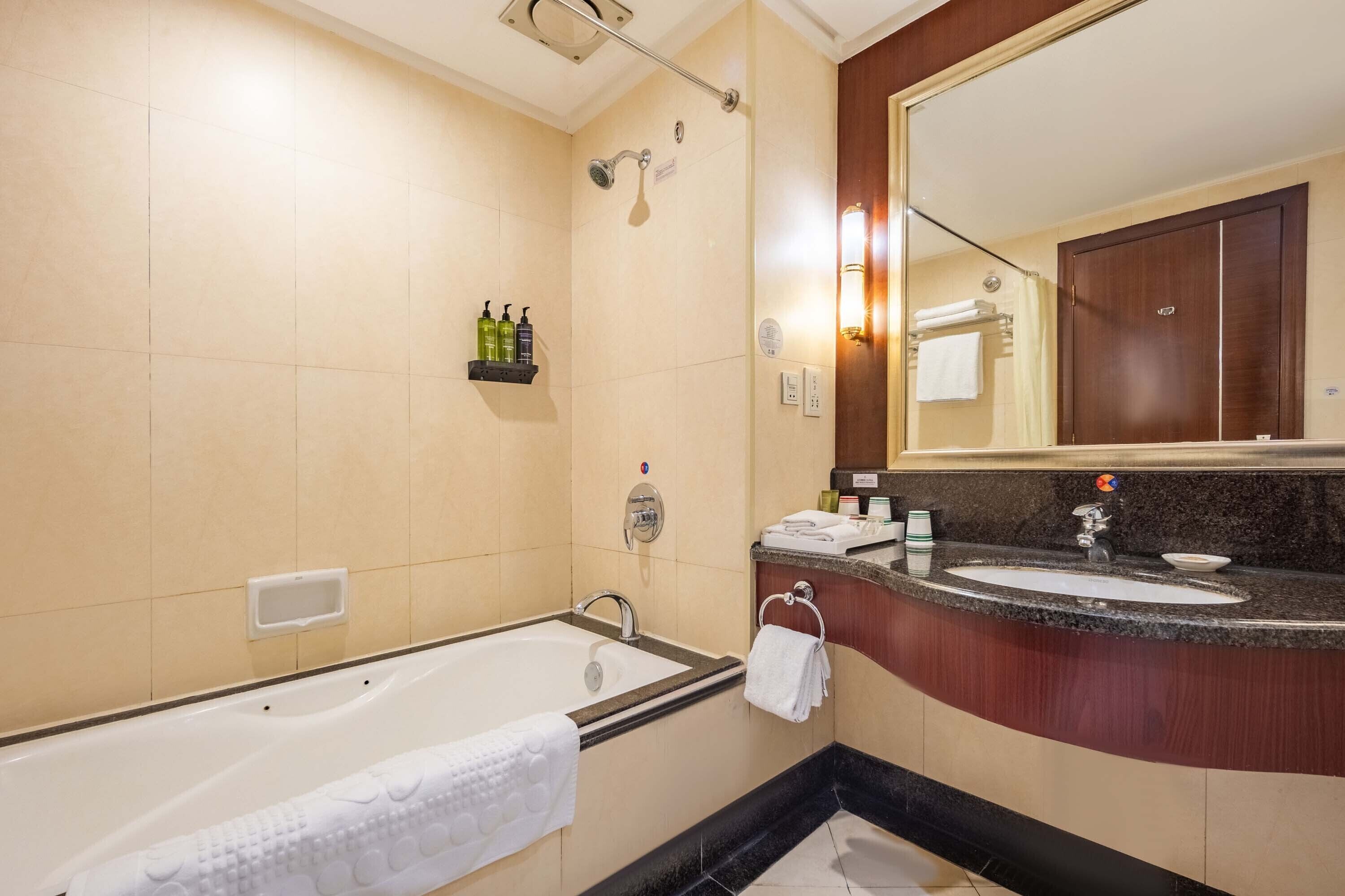 Family Twin Room, City View | Bathroom | Free toiletries, hair dryer, bathrobes, slippers