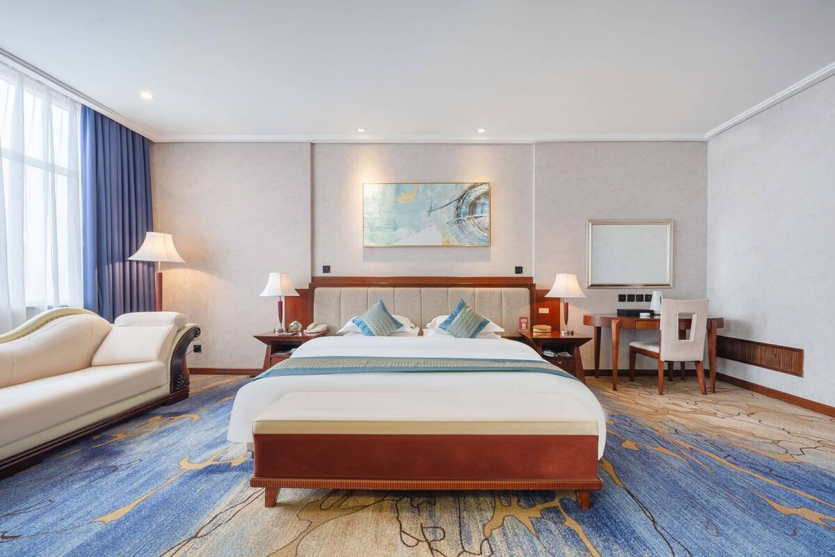 Executive Suite, City View