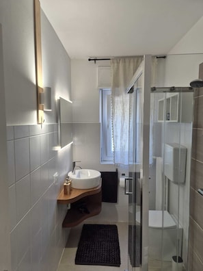 Bathroom - Grenzstopp:Lugano&Comer See Parkplatz Hund erlaubt+ (Vacallo)