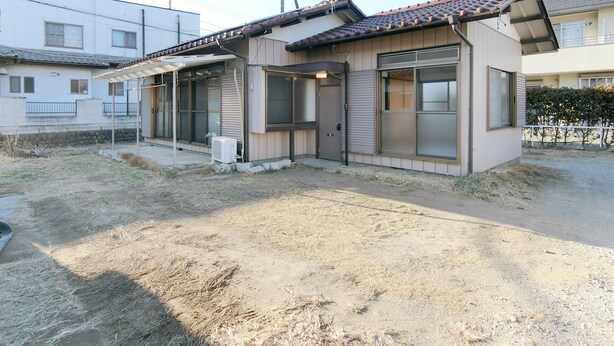A residential building with a tiled roof, large windows, and a covered porch area. - EASE Takasaki Toyooka (Takasaki)