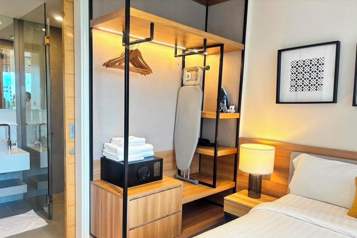 Deluxe Duplex, Kitchenette, Lake View | Iron/ironing board, free WiFi