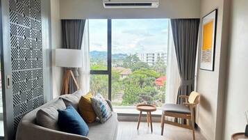 Deluxe Duplex, Kitchenette, Lake View | Living area